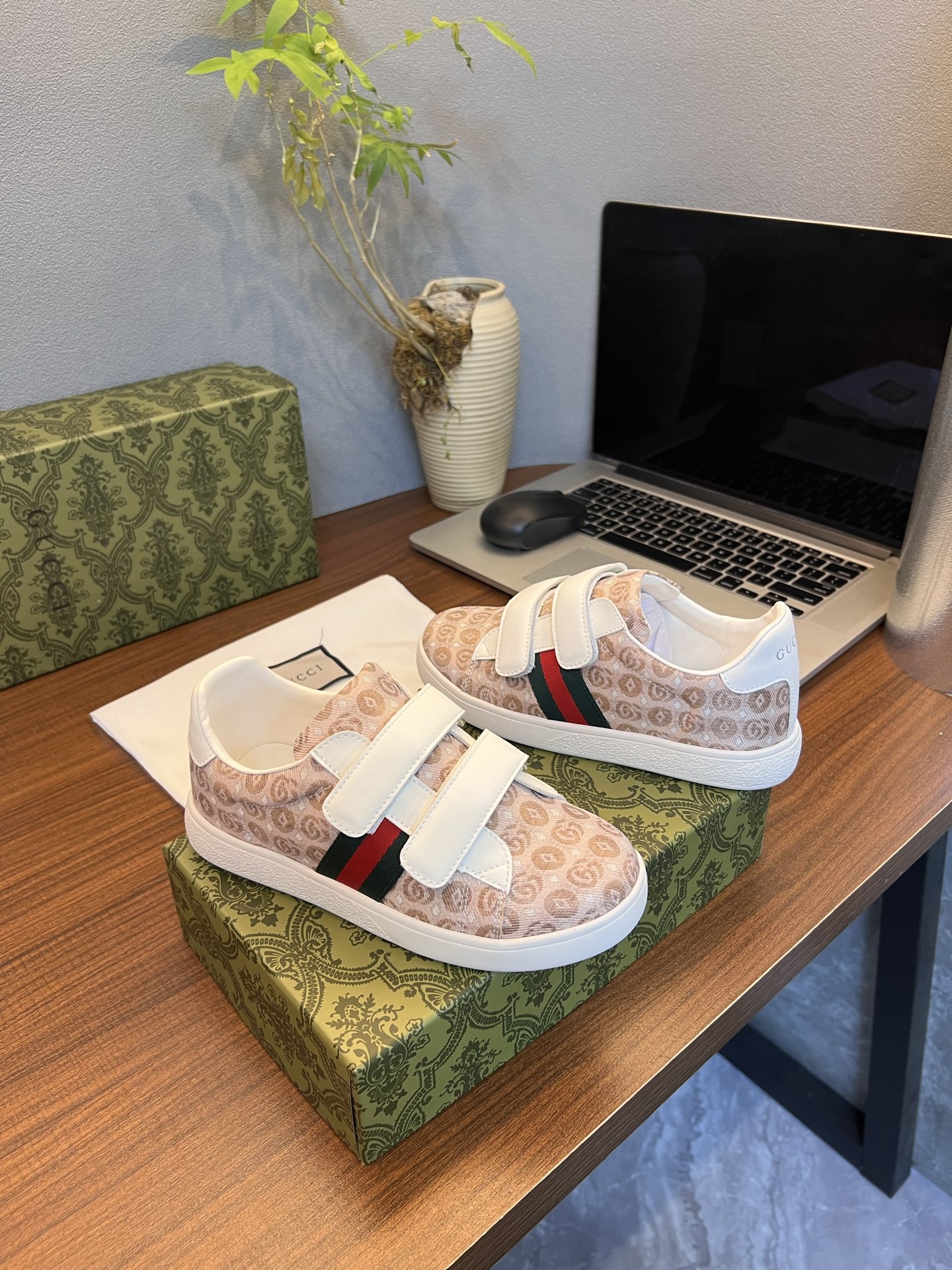 Children's shoes child